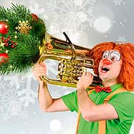 Клоун-дирижер и оркестр. Новогодний концерт