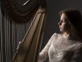 Арфа при свечах.